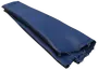 Sammenfoldet mørkeblåt rektangulært poolcover med forstærkede kanter og metaløjer til fastgørelse. Fremstillet af slidstærkt, vejrbestandigt materiale til beskyttelse af poolen.