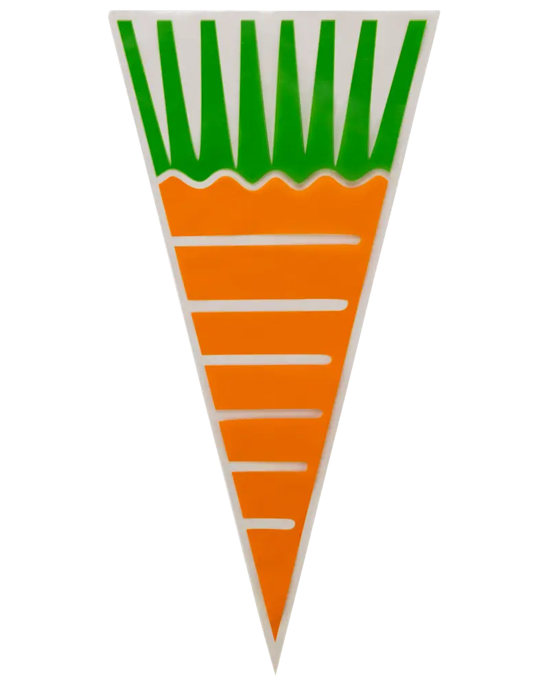 Trekantet banner formet som en gulerod med orange bund, hvide linjer og grøn top som blade. Lavet af papir eller plastik, ideel til festpynt.