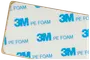 Rektangulær 3M PE-skum klæbepude med afrundede hjørner, hvid overflade med blå 3M-logoer og tekst. Dobbeltsidet tape til montering.