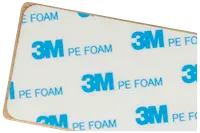 Rektangulär 3M PE-skumklisterdyna med rundade hörn, vit yta med blå 3M-logotyper och text. Dubbelhäftande för montering.