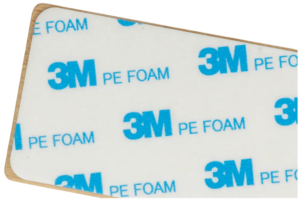 Rektangulär 3M PE-skumklisterdyna med rundade hörn, vit yta med blå 3M-logotyper och text. Dubbelhäftande för montering.