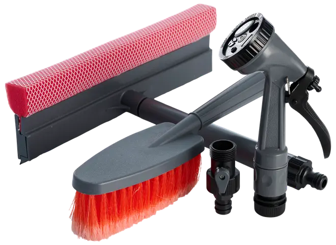 Biltvättset med röd borste, fönsterskrapa med svamp, justerbart munstycke och slangkopplingar. Perfekt för rengöring och tvätt av fordon med enkel vattenkontroll.