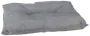 Rektangulär ljusgrå kudde med mjuk, vadderad yta och nedsänkt mitt. Passar för husdjursbäddar eller sittplatser. Enkel design med slät tygstruktur.