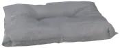 Rektangulär ljusgrå kudde med mjuk, vadderad yta och nedsänkt mitt. Passar för husdjursbäddar eller sittplatser. Enkel design med slät tygstruktur.