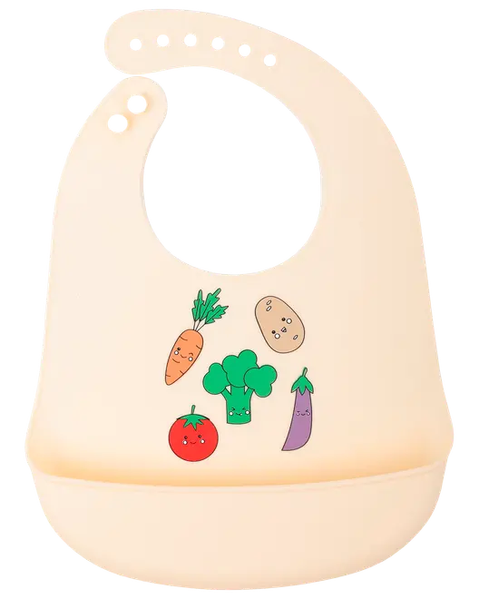 Beige silikone hagesmæk med justerbar hals, dyb lomme til mad og søde tegneseriegrøntsager som gulerod, kartoffel, broccoli, tomat og aubergine på forsiden.