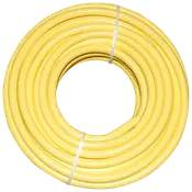 Gul trädgårdsslang av flexibel plast, rullad och säkrad med två vita band. Passar för vattning, biltvätt eller allmän utomhusanvändning. Hållbar och lätt.