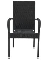 Svart utomhusstol med rottingliknande design, armstöd och metallben med silverfärgade fötter. Tålig, väderbeständig och stapelbar för enkel förvaring.