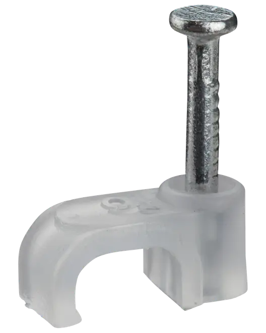 Transparent plast kabelklämma med förmonterad metallspik, avsedd för att fästa elkablar eller sladdar mot väggar eller ytor. Perfekt för kabelhantering.