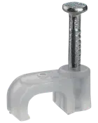 Gennemsigtig plast kabelclips med indsat metal søm, designet til at fastgøre elektriske ledninger eller kabler til vægge eller overflader. Velegnet til kabelstyring.