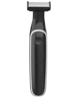 Sort og sølv elektrisk trimmer med tekstureret greb, bredt trimmerblad og tænd/sluk-knap foran. Velegnet til præcis trimning af ansigtshår og nem håndtering.