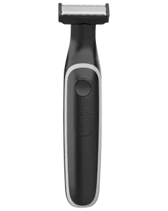 Sort og sølv elektrisk trimmer med tekstureret greb, bredt trimmerblad og tænd/sluk-knap foran. Velegnet til præcis trimning af ansigtshår og nem håndtering.