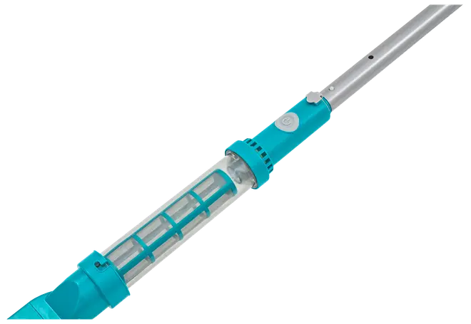 Håndholdt poolstøvsuger med gennemsigtigt filterkammer, turkis og sølv krop, tænd/sluk-knap og teleskopskaft. Velegnet til rengøring af små pools eller spabade.