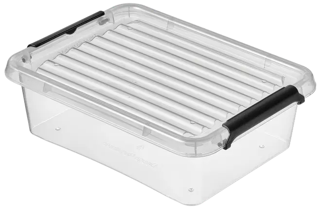 Genomskinlig plastförvaringslåda med räfflat, transparent lock och svarta låshandtag på sidorna. Rektangulär form, perfekt för förvaring av olika saker.