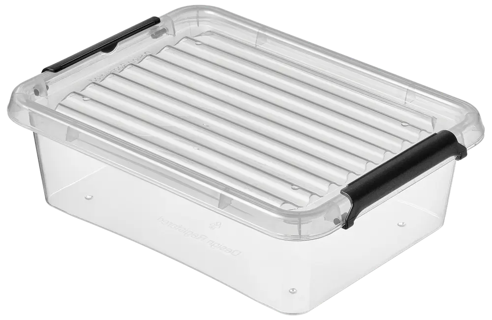 Gennemsigtig plastopbevaringsboks med ribbet, gennemsigtigt låg og sorte låsehåndtag på siderne. Rektangulær form, ideel til opbevaring af diverse husholdnings- eller kontorartikler.
