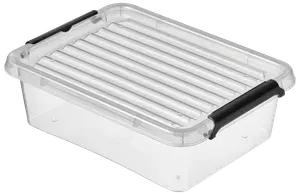 Gennemsigtig plastopbevaringsboks med ribbet, gennemsigtigt låg og sorte låsehåndtag på siderne. Rektangulær form, ideel til opbevaring af diverse husholdnings- eller kontorartikler.