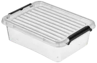 Gennemsigtig plastikopbevaringsboks med rillet låg og sorte håndtag på siderne. Holdbar og stabelbar til opbevaring af forskellige husholdnings- eller kontorartikler.