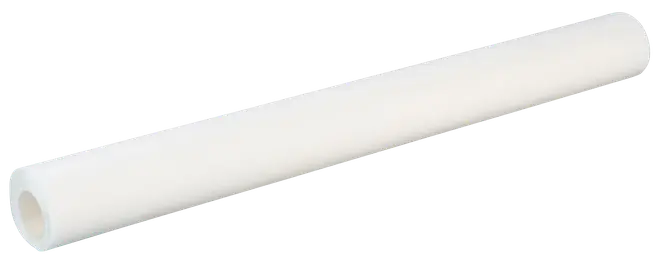 Hvid plasttube, cylindrisk og hul, glat overflade, ensartet tykkelse. Velegnet til VVS eller gør-det-selv-projekter. Standardlængde, åben i begge ender, let og holdbar.