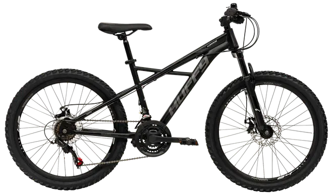 Svart mountainbike med framdämpning, grova däck, 21 växlar, skivbromsar och robust ram. Justerbar sadel och raka styren, passar terrängcykling.