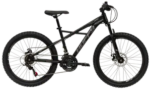 Svart mountainbike med framdämpning, grova däck, 21 växlar, skivbromsar och robust ram. Justerbar sadel och raka styren, passar terrängcykling.