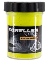 Klar beholder med sort låg, fyldt med gul ørreddej med hvidløgssmag. Etiketten viser en fisk, hvidløgstegning og teksten 'Forellenteig Knoblauch.'