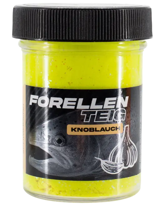 Klar burk med svart lock, fylld med gul öringdeg med vitlökssmak. Etiketten visar en fisk, vitlöksbild och texten 'Forellenteig Knoblauch.'