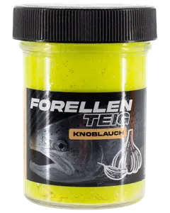Klar beholder med sort låg, fyldt med gul ørreddej med hvidløgssmag. Etiketten viser en fisk, hvidløgstegning og teksten 'Forellenteig Knoblauch.'