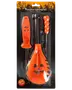 Græskarudskæringssæt med tre orange og sorte værktøjer: savtakket kniv, ske med græskaransigt og detaljeværktøj med græskarformet håndtag. Pakket til Halloween.
