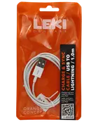 Hvid USB til Lightning-kabel, 1,0 meter langt, til opladning og synkronisering af iPhone og iPad. Pakket i en orange LEKI Denmark pose med tydelig mærkning.