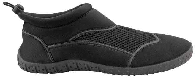 Sort badesko med åndbart mesh-overdel, slip-on design, tekstureret gummisål for greb og hælstrop. Let og fleksibel, ideel til vandaktiviteter.
