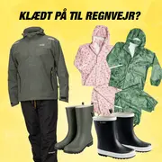 Grå vandtæt regnjakke og bukser samt lyserød blomster- og grøn camouflagebørne-regndragt med hætte og matchende gummistøvler.