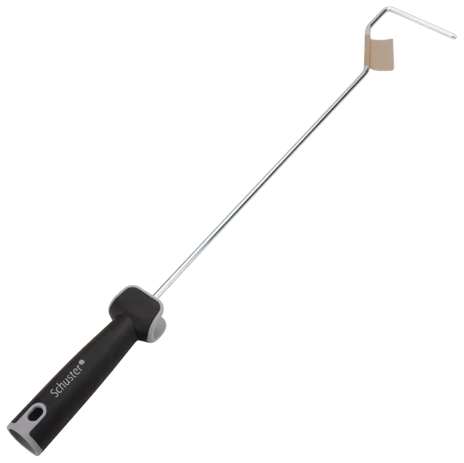 Långt grillspett i metall med svart ergonomiskt handtag och roterande träkub i spetsen, utformat för enkel grillning och vändning av mat.