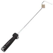 Långt grillspett i metall med svart ergonomiskt handtag och roterande träkub i spetsen, utformat för enkel grillning och vändning av mat.