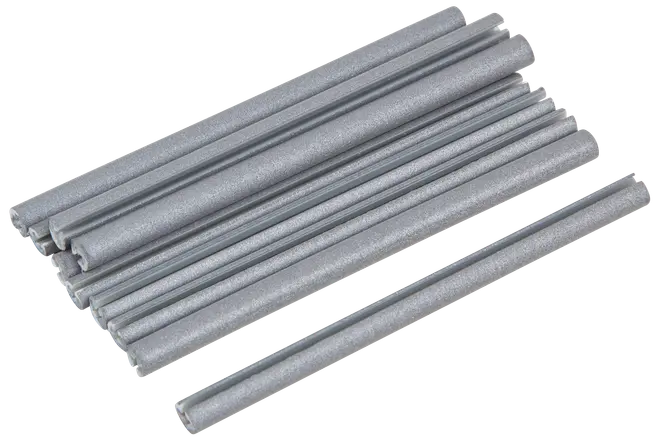 Sæt grå svejseelektroder, cylindriske og ensartede i størrelsen, lavet af metal. Glat overflade, bruges til svejsning af metaldele ved reparation eller fremstilling.