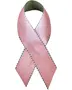 Lyserødt satin awareness-bånd med sorte syninger langs kanten, formet som en klassisk støttebåndsløkke. Glat og skinnende overflade, velegnet til at sætte på tøj.