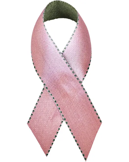 Lyserødt satin awareness-bånd med sorte syninger langs kanten, formet som en klassisk støttebåndsløkke. Glat og skinnende overflade, velegnet til at sætte på tøj.