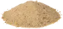 En bun af fint, lysebrunt sand med små sten og korn, velegnet til byggeri, landskabspleje eller havearbejde. Teksturen er løs og kornet.