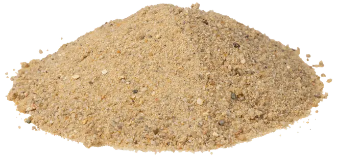 En bun af fint, lysebrunt sand med små sten og korn, velegnet til byggeri, landskabspleje eller havearbejde. Teksturen er løs og kornet.