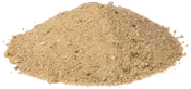 En bun af fint, lysebrunt sand med små sten og korn, velegnet til byggeri, landskabspleje eller havearbejde. Teksturen er løs og kornet.