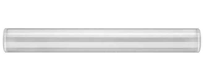 Lang hvid cylindrisk lysarmatur med glat, gennemsigtig diffuser og sølvfarvede endekapper.