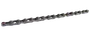 Sølvfarvet rullekæde i metal isoleret på sort baggrund med led og ruller.