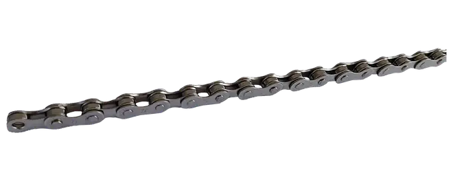 Sølvfarvet rullekæde i metal isoleret på sort baggrund med led og ruller.