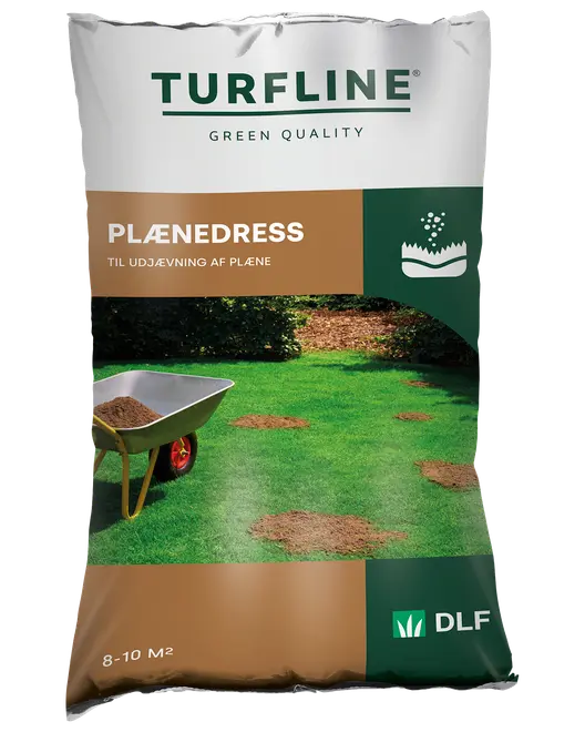 Sæk med Turfline plænedress til udjævning af plæner, dækker 8-10 m². Viser trillebør og jordpletter på græsplæne. Forbedrer plænens overflade.