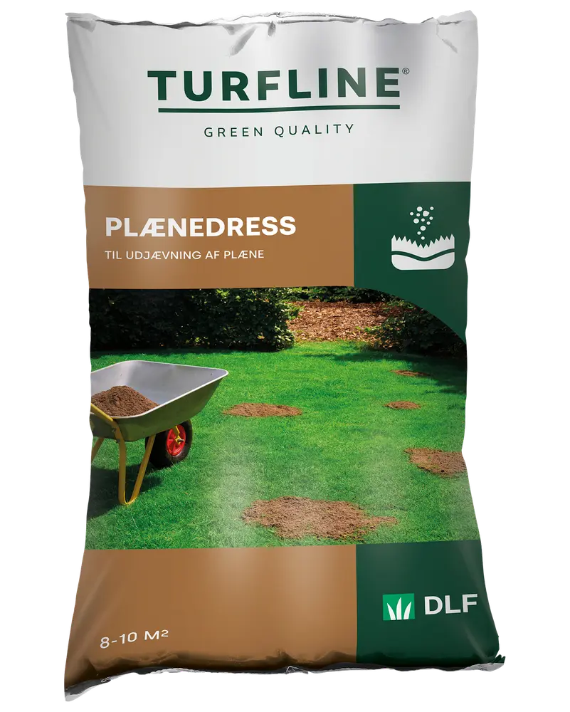 Sæk med Turfline plænedress til udjævning af plæner, dækker 8-10 m². Viser trillebør og jordpletter på græsplæne. Forbedrer plænens overflade.