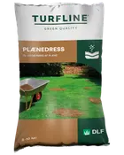 Sæk med Turfline plænedress til udjævning af plæner, dækker 8-10 m². Viser trillebør og jordpletter på græsplæne. Forbedrer plænens overflade.