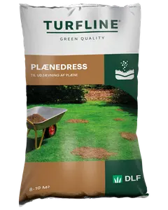 Sæk med Turfline plænedress til udjævning af plæner, dækker 8-10 m². Viser trillebør og jordpletter på græsplæne. Forbedrer plænens overflade.