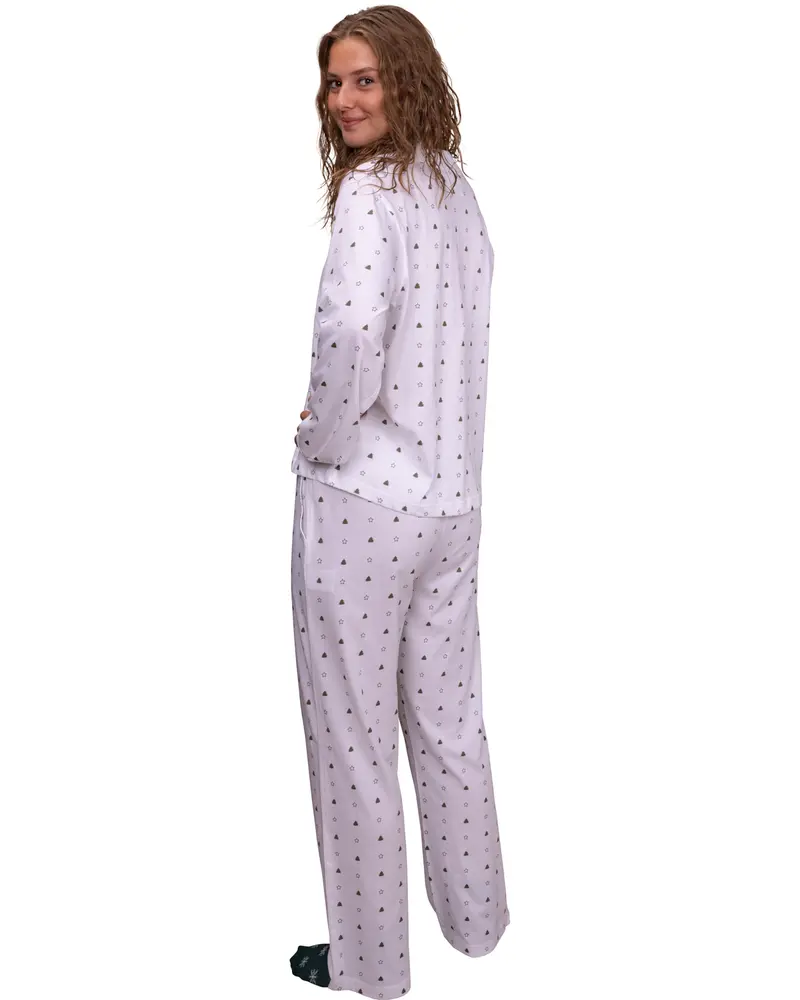 Tvådelad dam-pyjamas i ljusrosa med små tryckta mönster, långärmad skjorta med knappar och lösa byxor. Tillverkad av mjukt, lätt tyg för komfort.