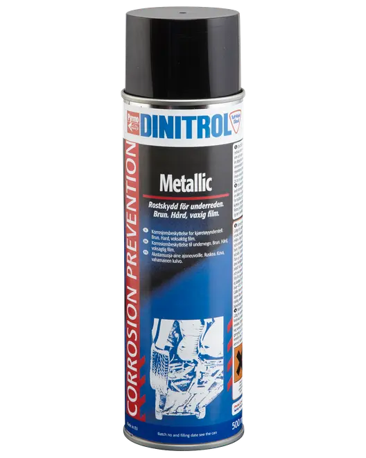 Dinitrol Metallic korrosionsbeskyttelsesspray, 500 ml spraydåse, til bilens undervogn. Brun, hård, voksagtig film. Sort låg, blå og sort etiket med produktinformation.