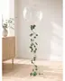 Genomskinlig ballong med lång hängande grön eukalyptusranka, som skapar en elegant minimalistisk fest- eller barnrumsdekoration. - Billedet er skabt med AI