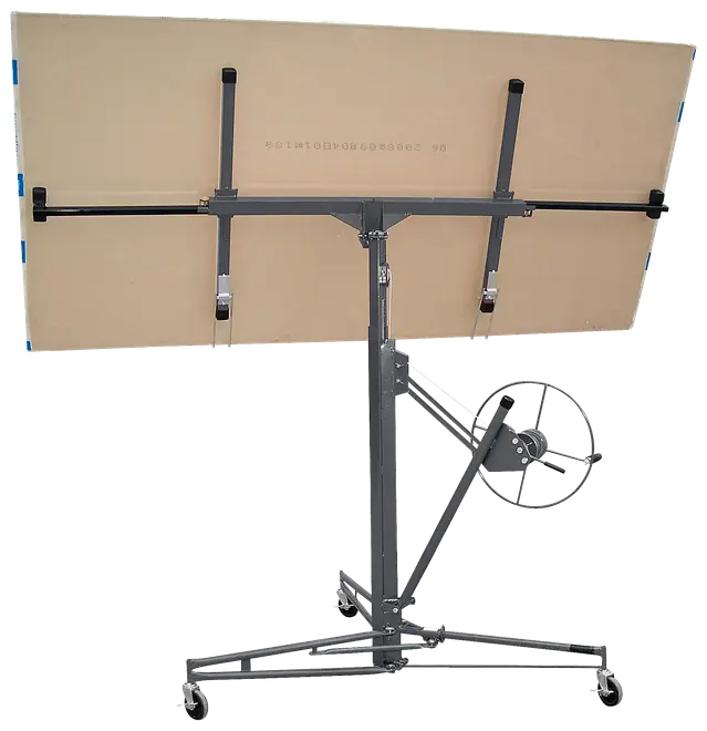 Justerbart tegnebord med stor vipbar træoverflade, solid metalramme, håndsving til højdejustering og låsbare hjul for nem mobilitet. Perfekt til arkitekter eller designere.