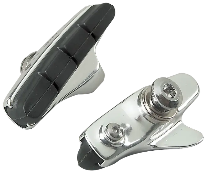 Par svarta och silverfärgade cykelbromsbelägg med metallfästen och monteringsbultar. Räfflad gummiyta för förbättrad bromsverkan och vattenavledning, passar racercyklar.